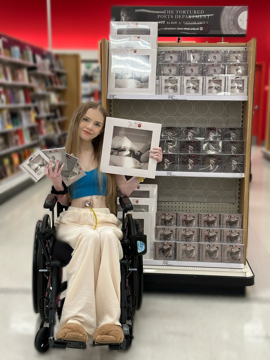 fresh out of the slammer (aka the hospital) and ofc i had to make a pit stop on my way home. dedication at its finest! ;)

#TSTTPD #TaylorSwift #TTPDTargetRun @taylornation13