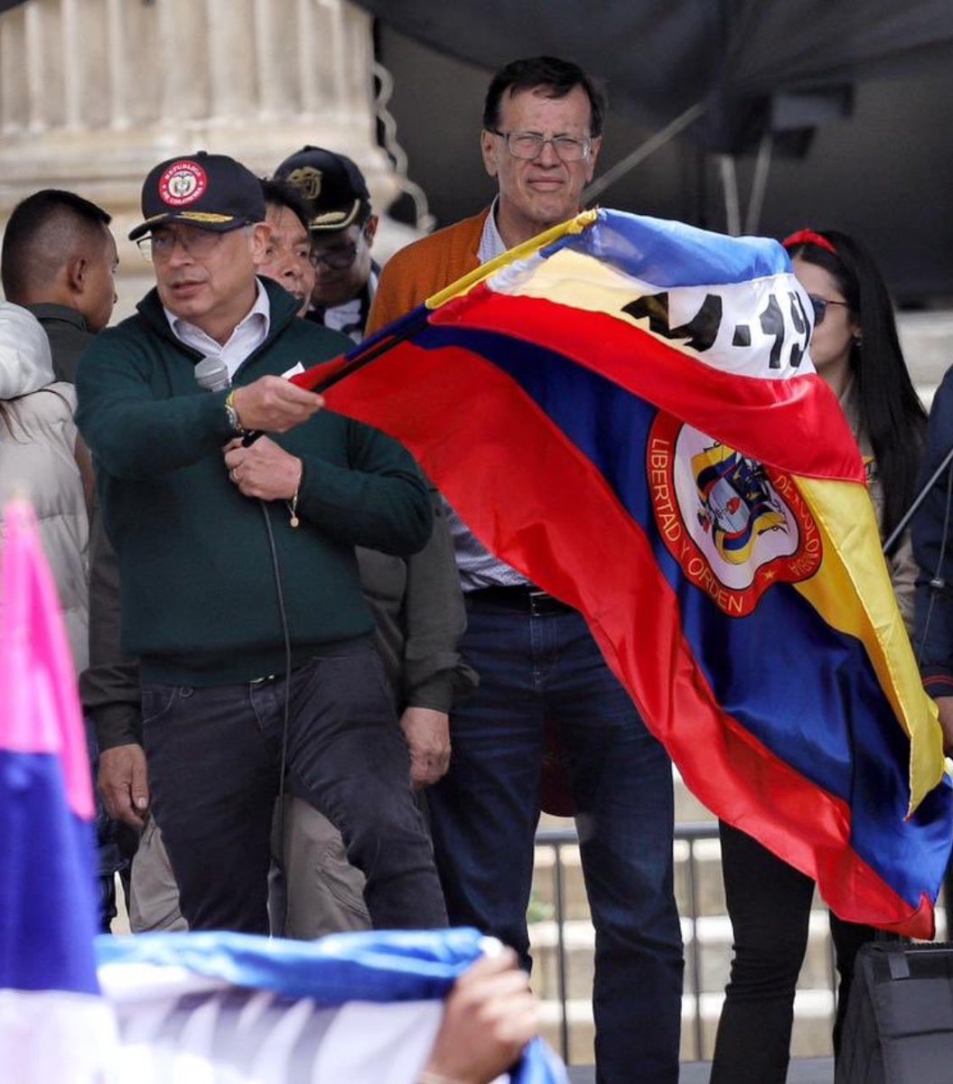 ¿Ustedes se imaginan al presidente de Estados Unidos con la bandera del país junto a la bandera de Al-Qaeda? Esas son las aberraciones a las que nos está sometiendo esta bestia.