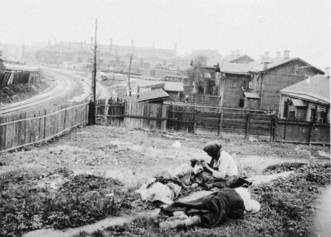 Terörist Rusların soykırım planı ile Ukrayna’da uyguladığı🇺🇦 Kıtlığın kurbanları. “Holodomor”

📍Harkovşçina, 1933.