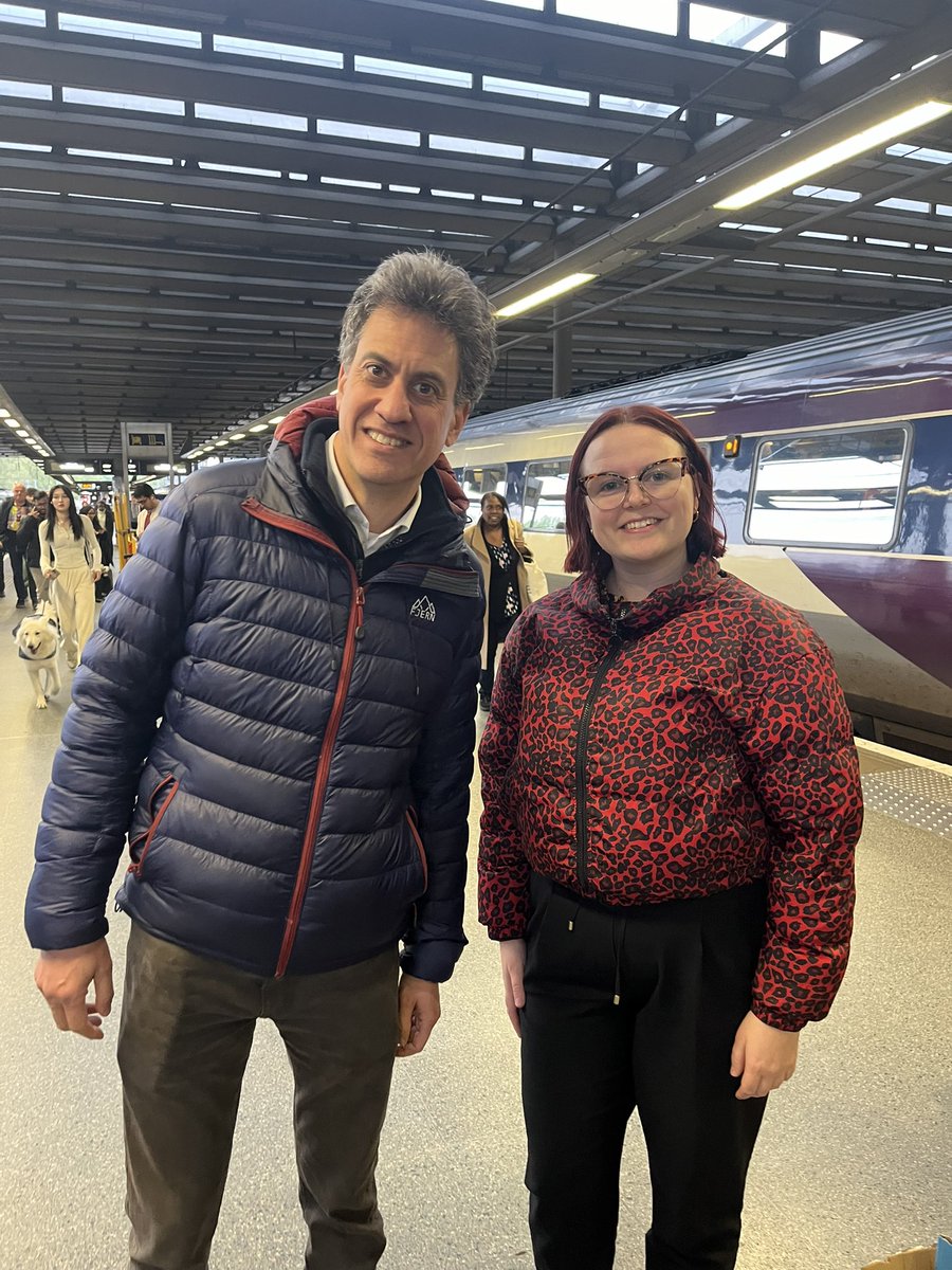 Lovely to coincidentally bump into Ed Miliband this afternoon! 🌹