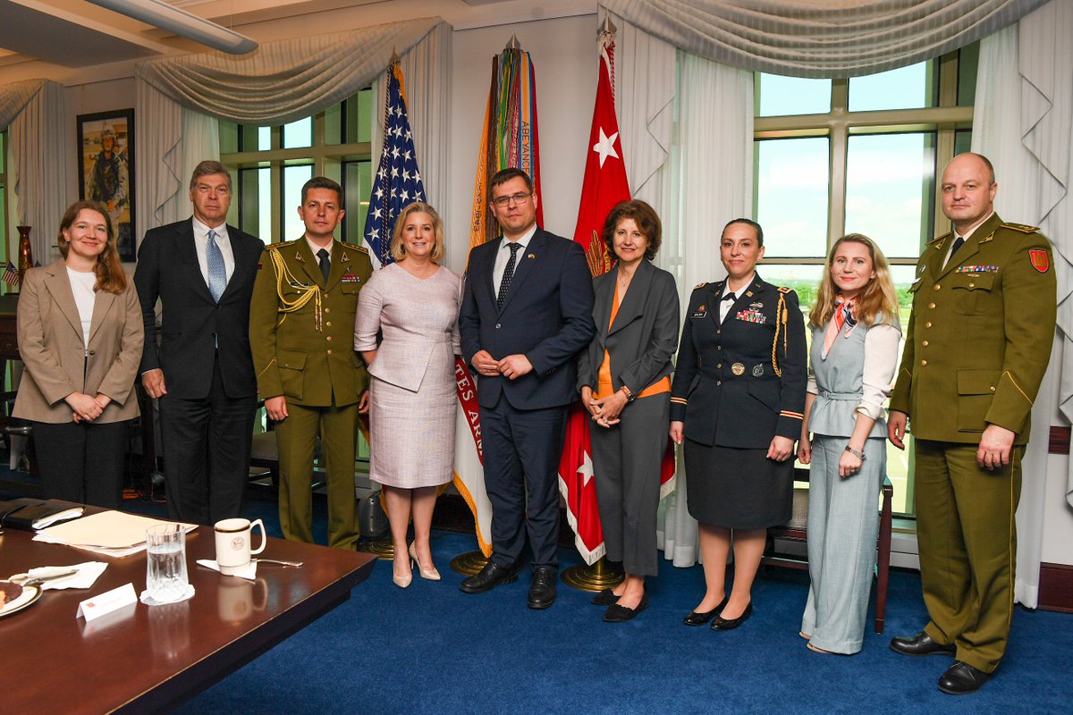 'It was great to discuss the enduring @USArmy and @LTU_Army security partnership with Lithuania's Minister of National Defence @LKasciunas. Together with our @NATO allies, we must strengthen our shared defenses and deter adversaries in a complex world.🇺🇸🇱🇹