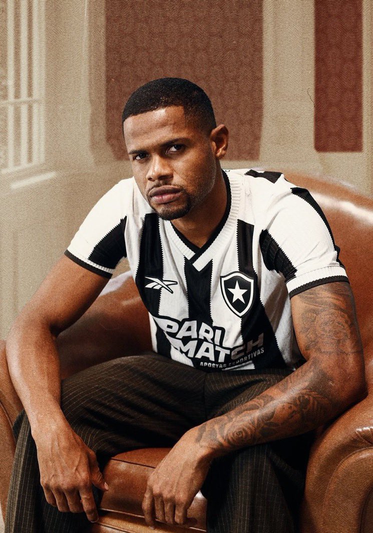 Reebok are back with a bang 💥 

Look at this beautiful new @Botafogo shirt 😍

It features a ‘zig-zag’ stripe design to replicate the knitted textures of the shirts from the 50s and 60s alongside a v-neck collar. 

Bloody brilliant 👏