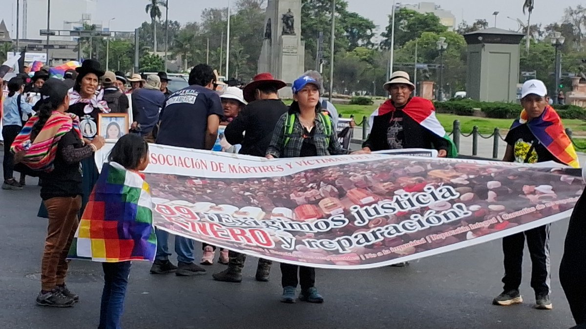 ¡Familiares de las víctimas de la masacre de Juliaca llegan a la concentración por JUSTICIA! Han llegado de Andahuaylas, Ayacucho, y varios lados más. A pesar del terrible absurdo y agresivo impedimento policial, llegan al frontis de Palacio. ¡¡Sumemos!! @CIDH @RELE_CIDH