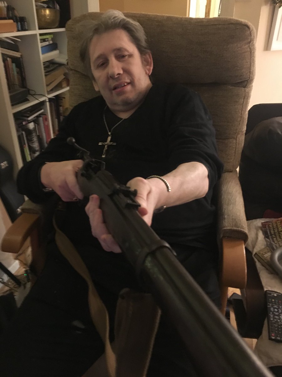 Another lovely one of ⁦@ShaneMacGowan⁩ with his rifle!