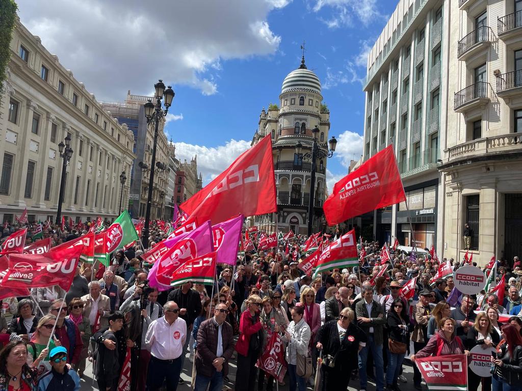 Magnífico, masivo, de Clase y reivindicativo 1° de Mayo en #SevillaHoy 
Ante el binomio capital-trabajo, a fortalecer el hilo rojo cara a la Asamblea de @IzquierdaUnida
#YoConSira
#ArribaLasQueLuchan