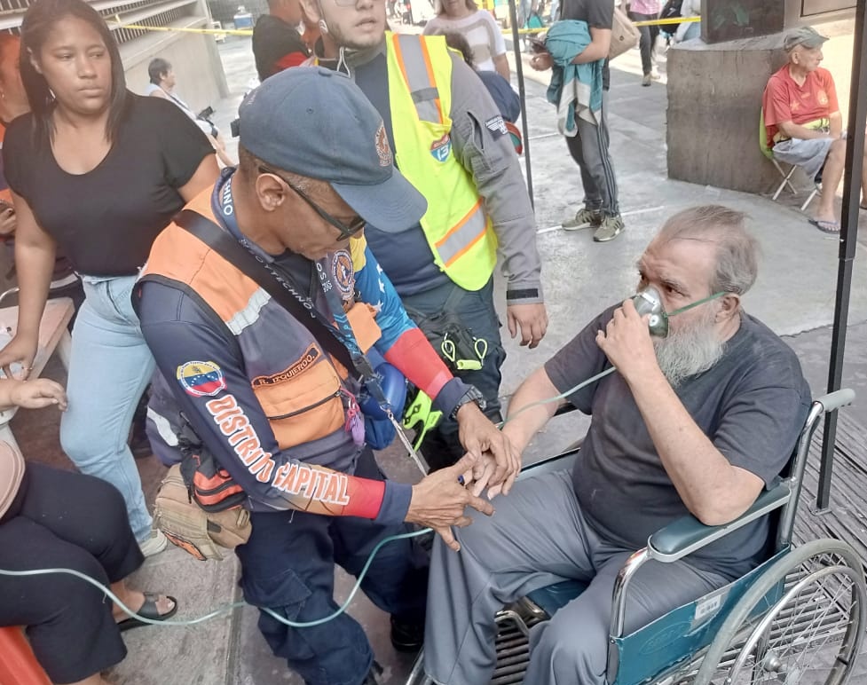 Este martes #30abril se registró un incendio en apartamento 106 del edificio Doral Bell, piso 10, en la parroquia La Candelaria, #Caracas: alrededor de 14 personas resultaron afectadas por el humo. Los bomberos de Caracas lograron controlar el incendio acortar.link/zCzcAZ