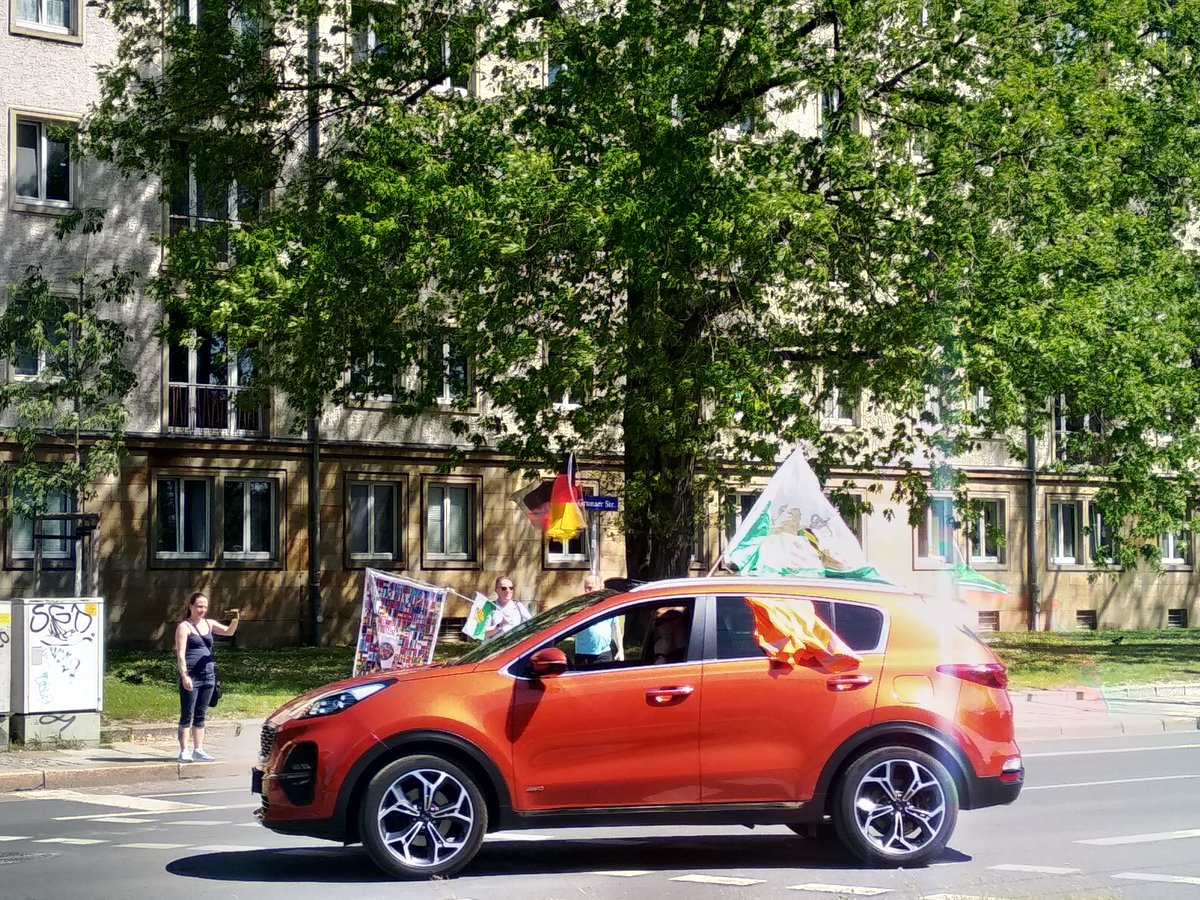 #dd0105: v. Gegendemo Lingnerallee neben Polizei geleitetem Nazi-Autokorso zu Schloßplatz radeln, dann Neumarkt. Dort um d. Zeit leider noch allein an #fckAfD-Bühne stehen u. so lang gegen Krah + Chupalla anpfeifen, bis Polizei wegdelegier; 💚 an dabei mitpfeifende Tourist*innen