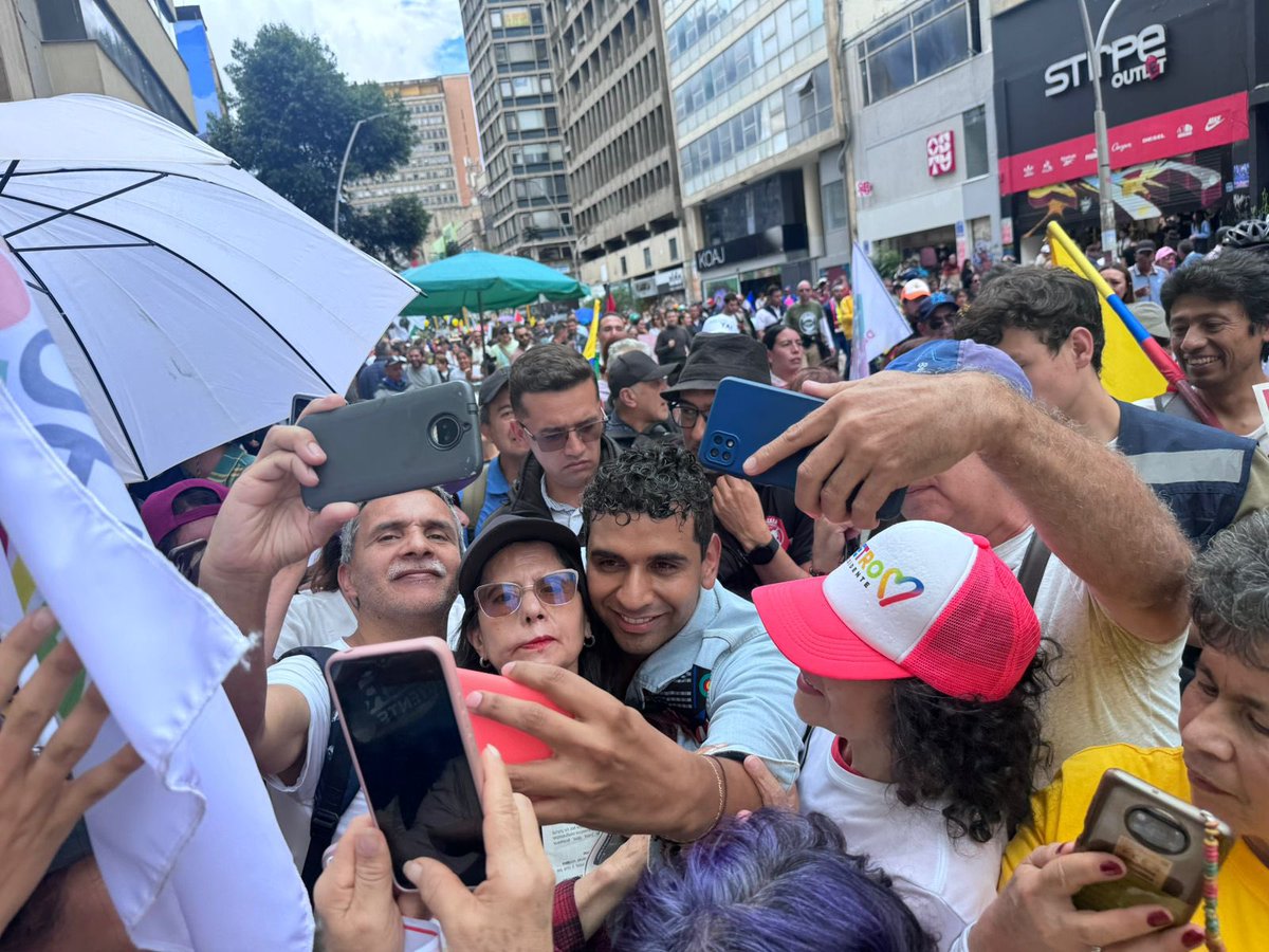 Algunos decían que Petro había perdido las calles!! El establecimiento aún subestima este pueblo lleno de ganas de cambio! Hoy sentimos tanto amor, tanta fuerza, tanta esperanza. Hoy recibimos la orden: sigan adelante. No claudicaremos! Triplicamos la marcha de hace 15…