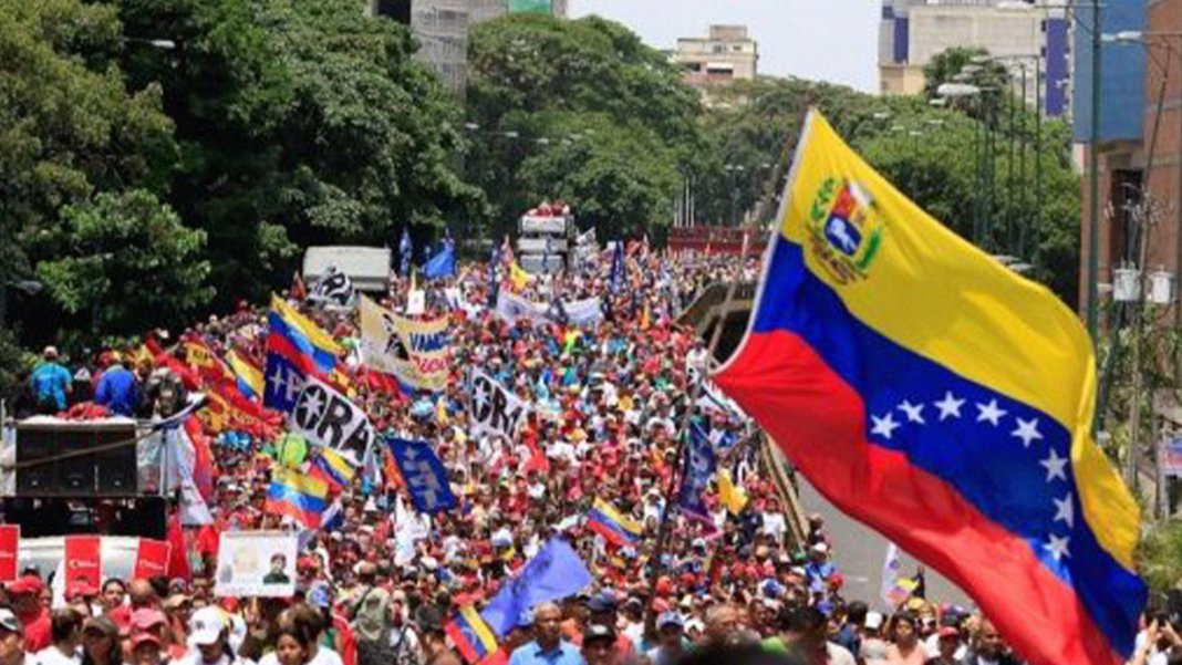 La Venezuela de Chavez y Maduro, también celebró de forma masiva este día de los trabajadores, en muestra de apoyo a sus líderes. #VenezuelaPaisDeEsfuerzoPropio #DeZurdaTeam @IzquierdaPinera
