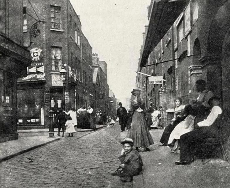 Whitechapel, London. 1890s. Knowing very well that more than likely Jack the Ripper walked those same exact streets. 🕵️‍♂️