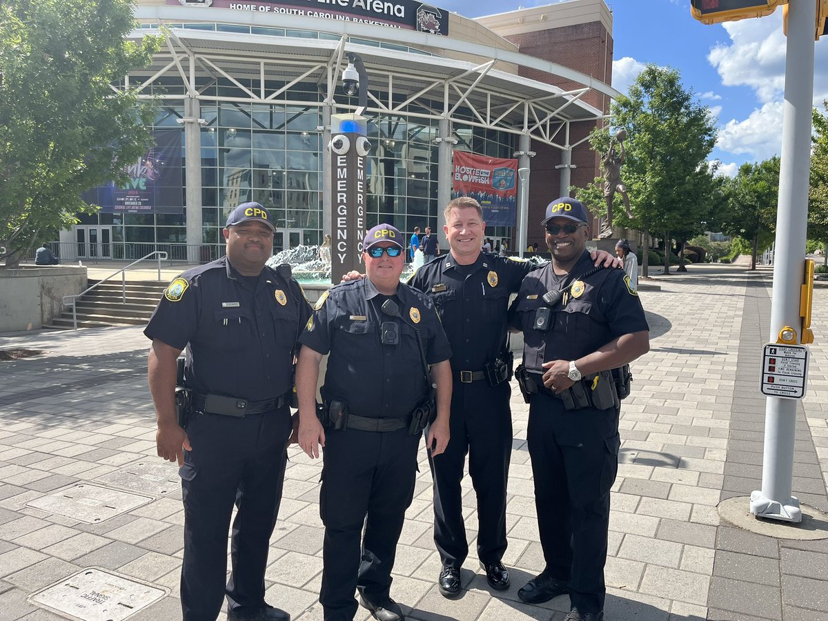 Congrats from these #ColumbiaPDSC officers & the entire department to all @MidlandsTech students who received their well-deserved diplomas during today’s commencement ceremony @CLAmktg 👏🏻👩🏻‍🎓👨🏾‍🎓🎓