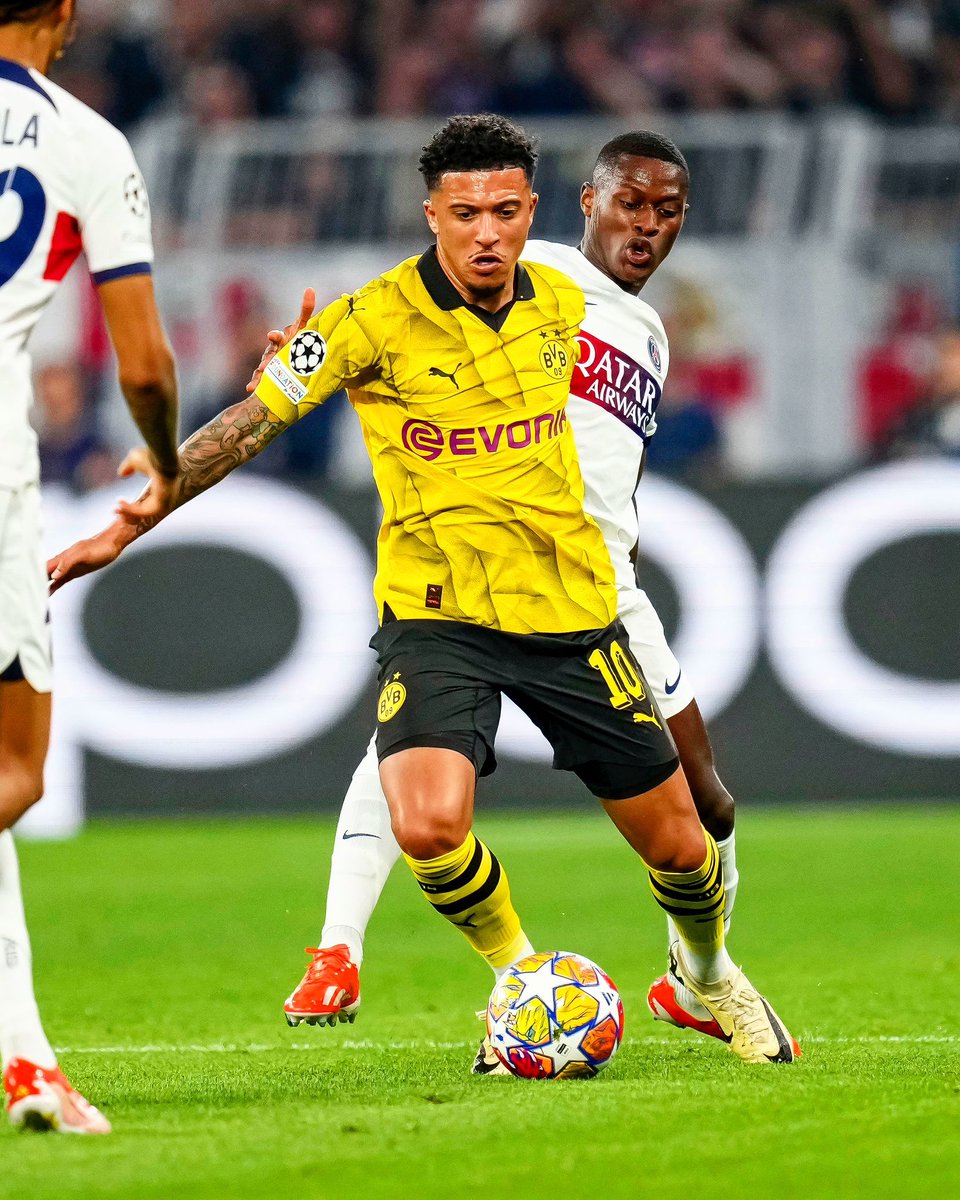 ActuFoot_'s tweet image. 🚨 RECORD ! Jadon Sancho est le 𝗦𝗘𝗨𝗟 𝗝𝗢𝗨𝗘𝗨𝗥 au cours des 8 dernières années à avoir effectué 𝗣𝗟𝗨𝗦 𝗗𝗘 𝟭𝟬 𝗗𝗥𝗜𝗕𝗕𝗟𝗘𝗦 lors d'un match de demi-finale de Ligue des champions. 😳⚡️