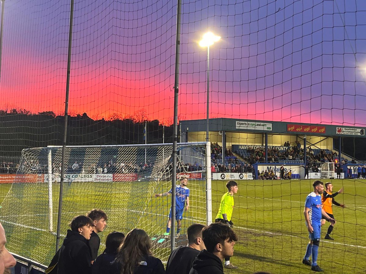 A thrilling contest between @fc_johnston and @Mighty_Swifts in the @PembrokeshireA Division 2 Cup final at the @OgiWales Bridge Meadow this evening, with the Tigers coming out on top 3-2! 👏🏆

How about this for a backdrop by the way? Red sky at night, Shephard’s delight! 😍🌅