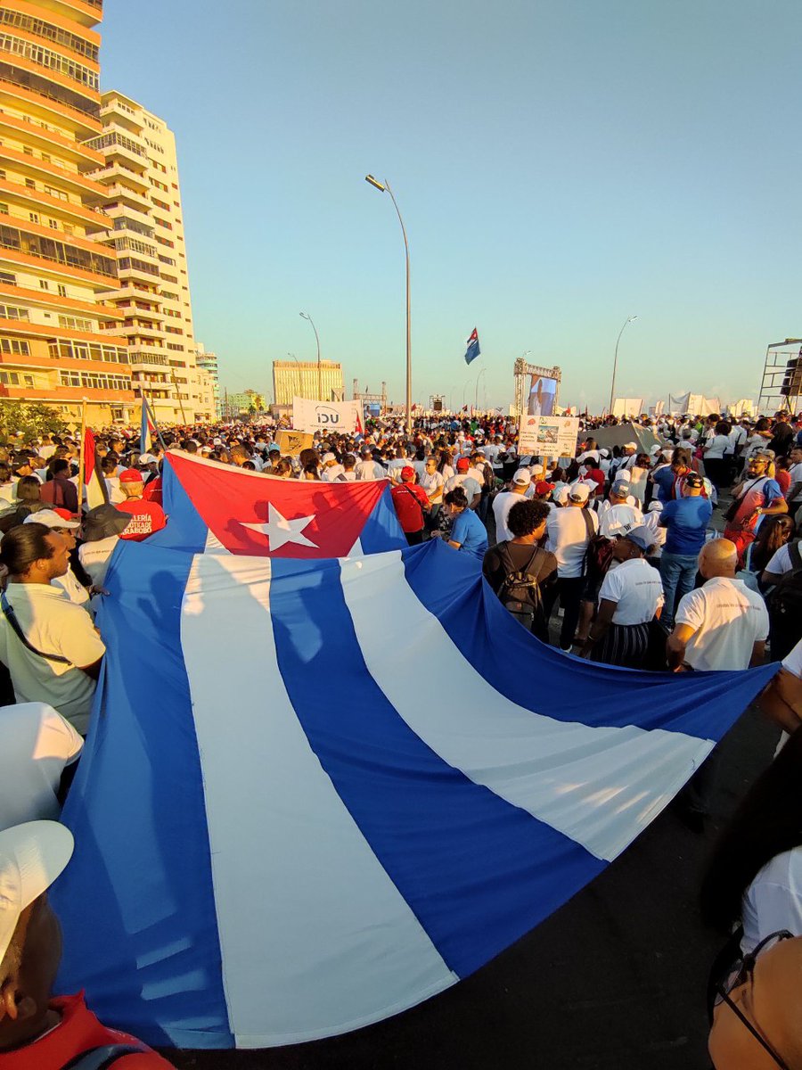 Y la respuesta no podía ser otra, #Cuba entera salió a celebrar el día internacional de los trabajadores y demostrarle al mundo 🌏 que la revolución existe y existirá pa rato viva Cuba cojo.... #DeZurdaTeam #IzquierdaPinera