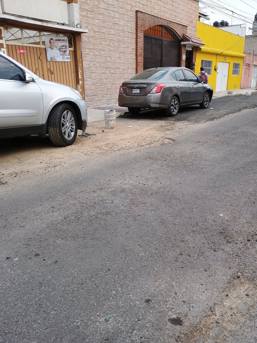 @TuAlcaldiaGAM cuando regresan a terminar de pavimentar @fchiguil #nuevaatzacoalco
