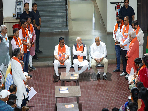 PM Modi visits Gujarat BJP office in Gandhinagar

Read @ANI Story | aninews.in/news/national/…
#PMModi #Gujarat #Gandhinagar