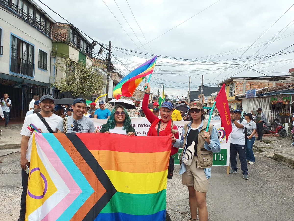 ✊🏽🏳️‍🌈#1M Estuvimos presentes en las marchas del Día de la Reivindicación del Derecho al Trabajo, levantando nuestras voces por las garantías de acceso a un trabajo digno, la no criminalización de las trabajadoras sexuales y cupos laborales trans.