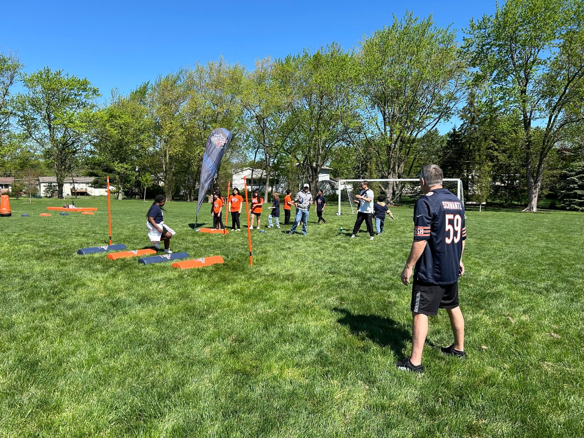 Mini Monsters visited Sipley Grade School and had fun running their students through our clinic with a little coaching from former Bear LB Jim Schwantz!