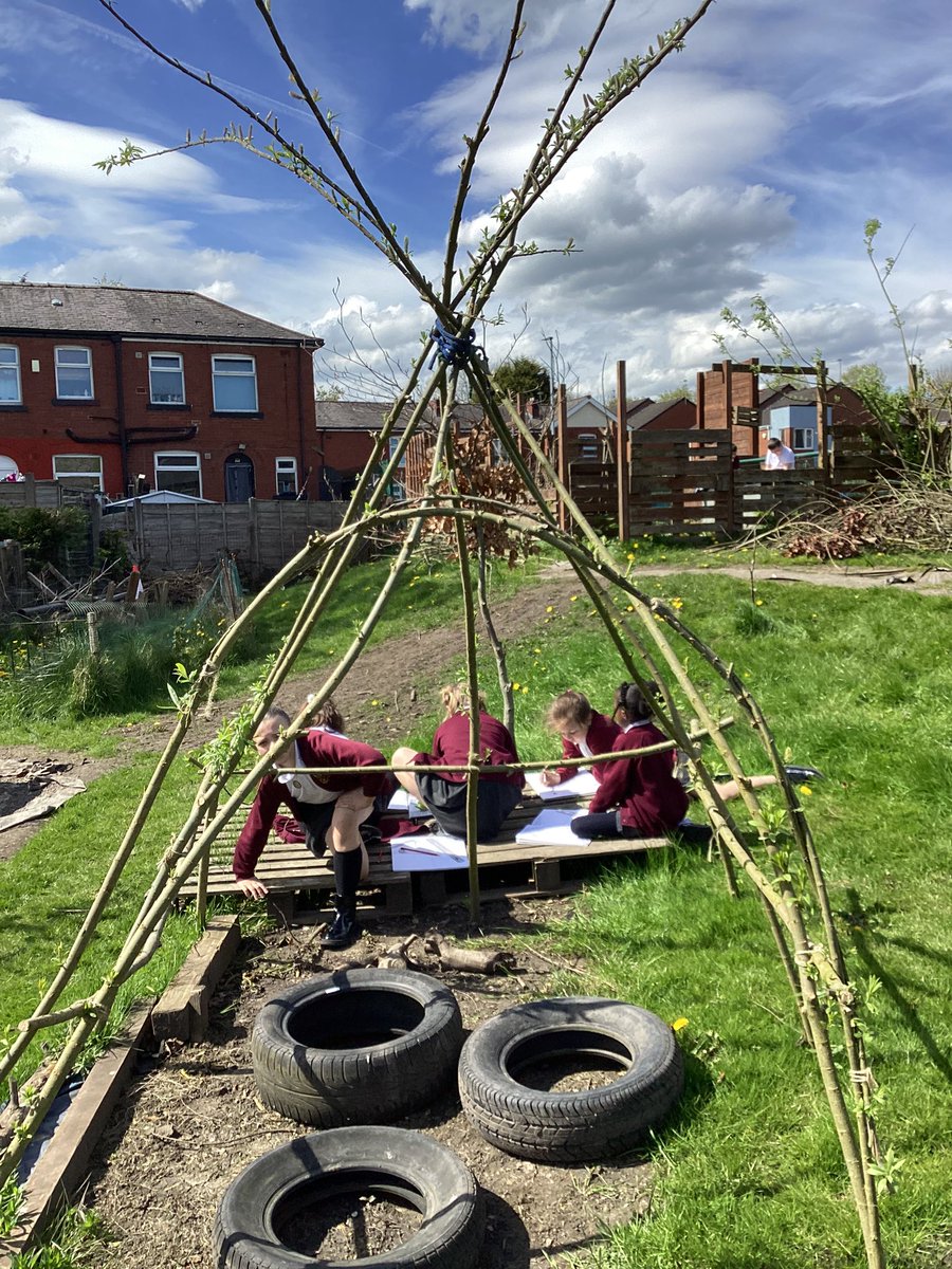 For D&T, Year 5 explored the outdoors to gain some inspiration to design their treehouses! The sun was definitely an added bonus for us. #happy #designandtechnology #vision_m_a_t #littleexplorers