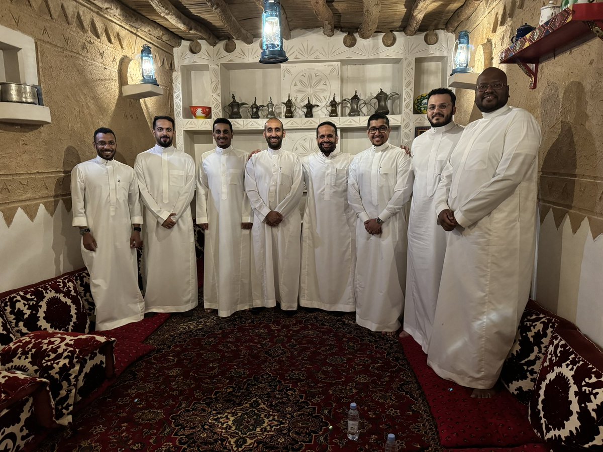 Attameemim's tweet photo. قبل قليل مع الدفعة الغالية-التي لا تُنسى-والذين تشرّفت بتدريسهم في العام الماضي، خريجي ماجستير إدارة الأعمال في جامعة الإمام محمد بن سعود الإسلامية، شكراً من الأعماق لهذه الدعوة وهذا التواصل وهذا الوفاء🤍. https://t.co/wCgOidGW0W