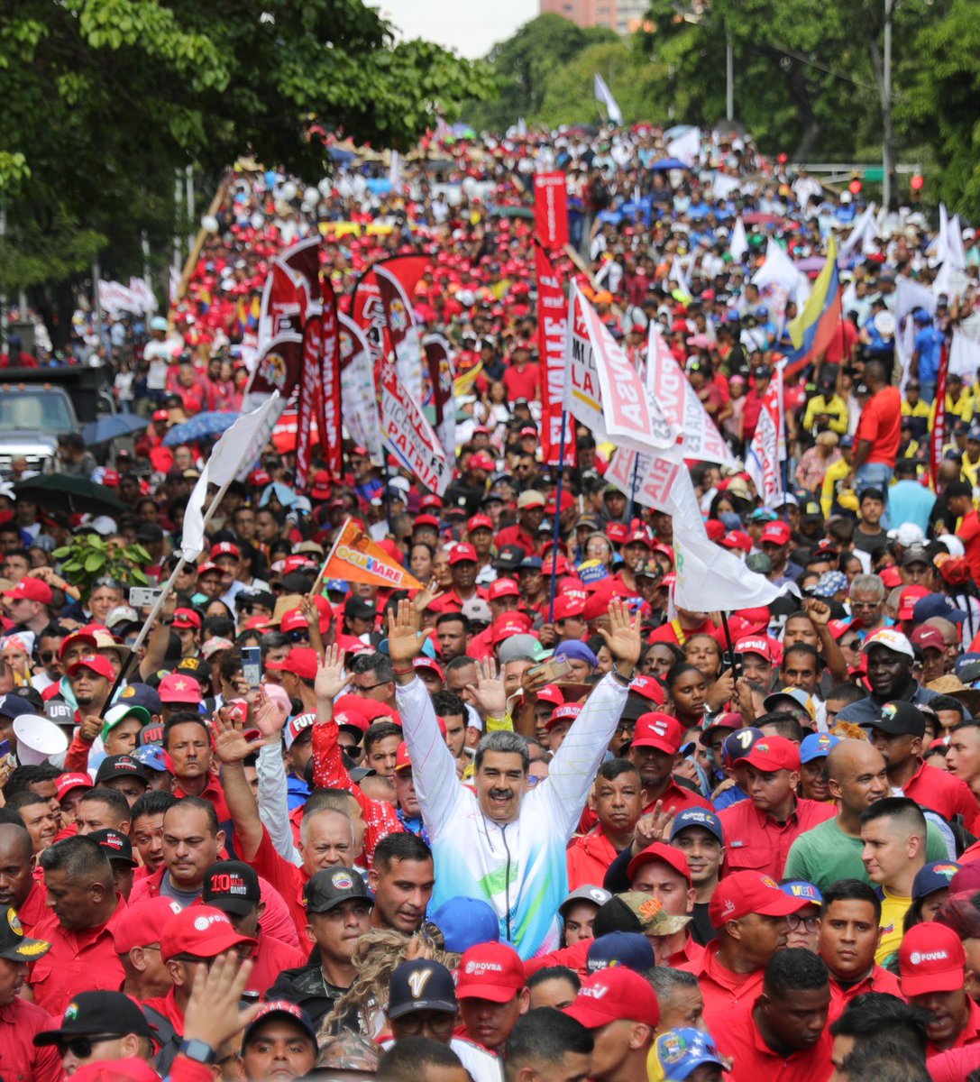 Este no es un 'pendón' en la marcha. Presidente @NicolasMaduro en movilización del 1 de Mayo.