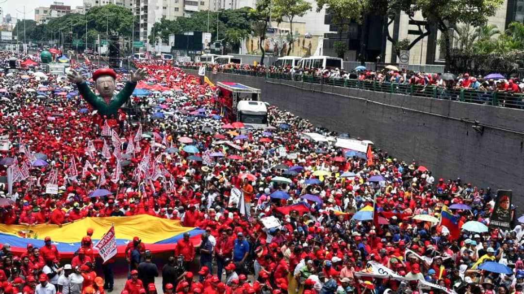 #EnImagenes Así se desbordaron las calles de Caracas este 1° de Mayo en la movilización convocada por el Gobierno Bolivariano. 

La clase trabajadora llenó cada uno de los espacios de la capital de 🇻🇪.