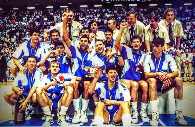 Basketbol izleyen herkesin hayran olduğu bir kadro/takım vardır herhalde. 
Benim en sevdiğim ekip bu. 🚬
#EuroBasket 1989 - Yugoslavya
'Canadians invented, Yugoslavs perfected.'