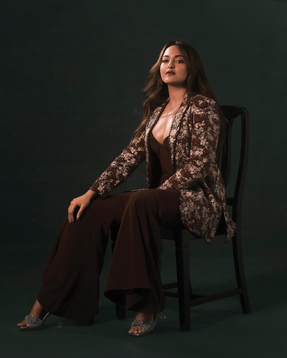 🔥✨ Oh wow! Sonakshi Sinha is sizzling in this stunning floral 🌸 brown 🤎 jumpsuit! 

She's absolutely rocking this look with such grace & style ✨🔥

#SonakshiSinha #HittuCinma