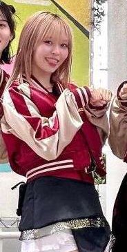 Momo sticking out her tongue is so cute 😆🥰!!!

i like how the Kimono style can be more appreciated without the jacket

but the jacket is so cool!! either way Momo looks awesome 🙇🏻
#onefive_MOMO