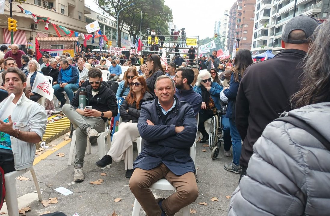 Qué grande delgado homenajeando la icónica foto del almuerzo de los trabajadores, en este 1ro de mayo