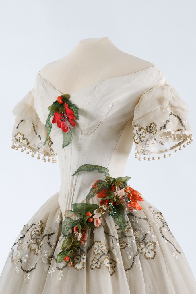 Evening dress, 1850. Hungary. Museum of Applied Arts of Budapest.