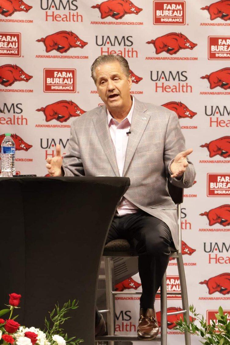 As expected, new Razorbacks HC John Calipari has begun to announce that he's bringing his Kentucky asst coaches w/him to Arkansas: Chin Coleman (assoc HC) & Chuck Martin (asst coach) are on board according to UA men's basketball spokesman FREE @ Hogville: forums.hogville.net/index.php?topi…