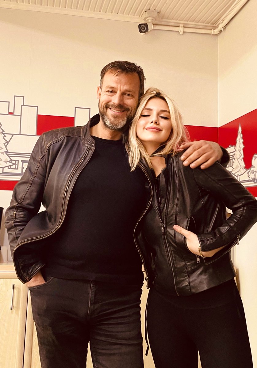 uzun zaman sonra ne var ne yok diye twitter yükleyince paylaşmaya değer tek şeyin bu foto olduğuna karar verdim neyse bi şey yokmuş yine uygulamayi siliyorum  💕🫠 #FatherDaughter