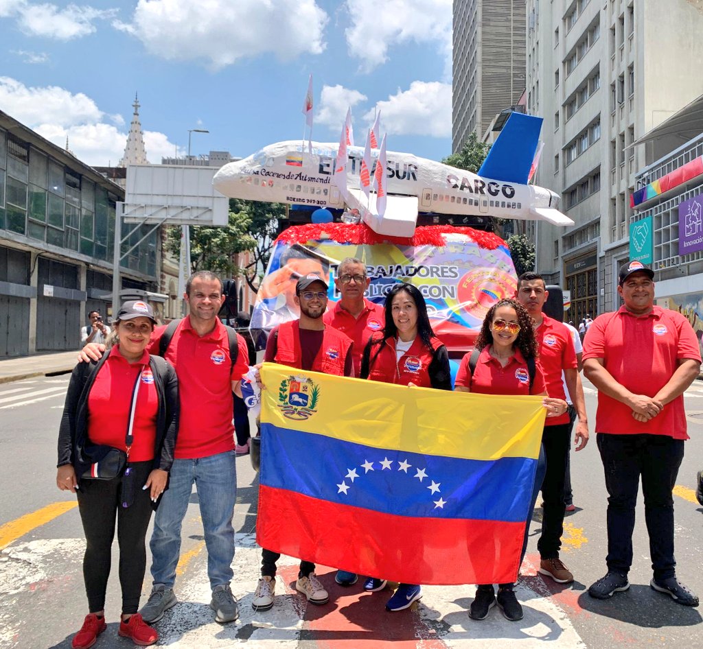 Hoy, Día del Trabajador, la #GMTVzla recorre las calles de Caracas en apoyo a nuestro Pdte. @NicolasMaduro, celebrando el compromiso y lealtad de nuestro pueblo. 

¡Gran Misión Transporte Venezuela Indetenible!