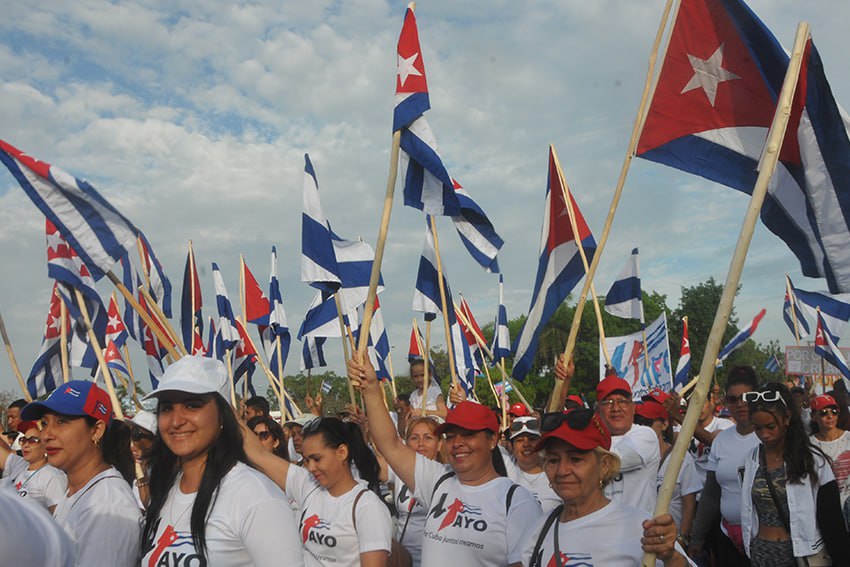 👉Más de 100 mil personas participaron en las celebraciones en #LasTunas🌵 #Cuba🇨🇺 por el #DíaInternacionalDeLosTrabajadores, este #1mayo. Te resumimos como fueron esas celebraciones en la capital de la provincia.👉▶️ youtube.com/shorts/Oz2Tr3d… ✍️ @26deLasTunas @AbelTunero