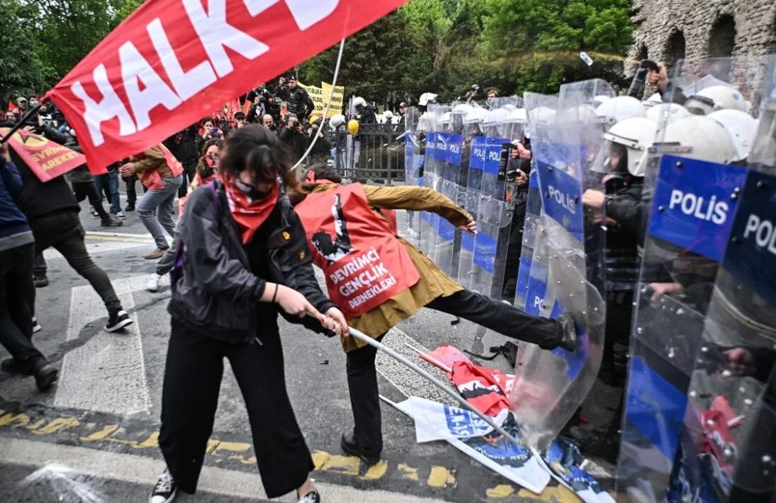 CHP Genel Başkanı Özgür Özel “kefilim” demişti. Kefalet vandalların polise saldırması engellemedi.