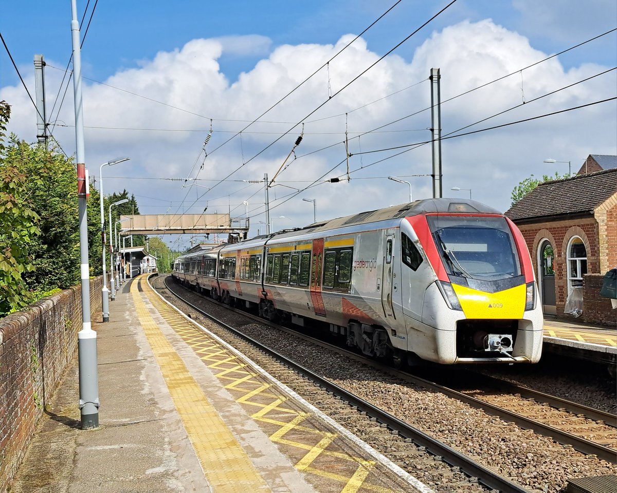 danthetrainman's tweet image. Nice sunny day at Stowmarket. Perfect for seeing some trains. #greateranglia #class745 #sunshine #outdoors #daysout