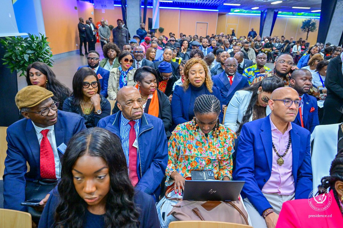 #RDC 01.05.2024|#France Ce mercredi à #Paris, au terme de son séjour dans l’Hexagone, le Président Félix Tshisekedi, accompagné de la distinguée Première dame Denise Nyakeru, a rencontré la diaspora congolaise basée en #France.