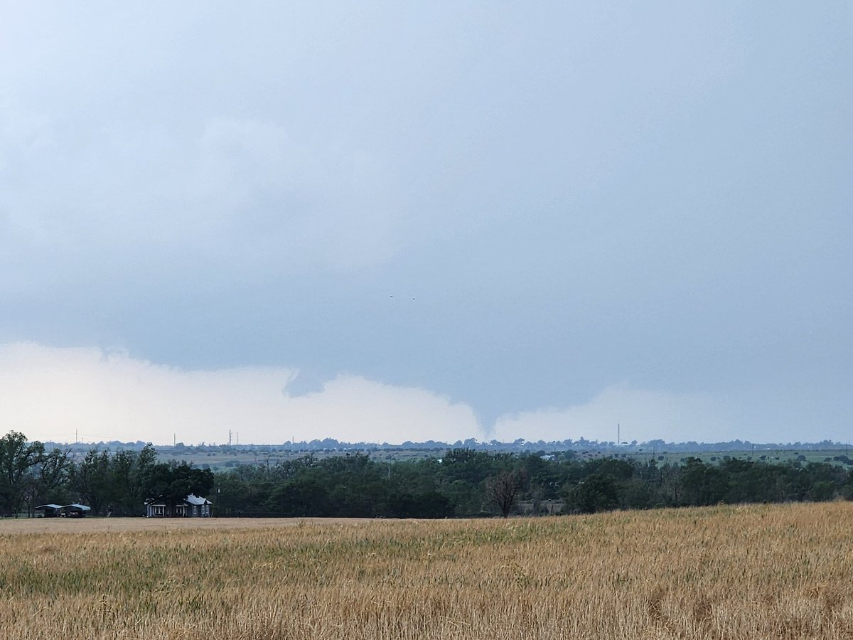 @NWSAmarillo possible funnel, can't discern rotation looking west from FM-1260 1.2mi north of US-287 northeast of Clarendon #TXwx