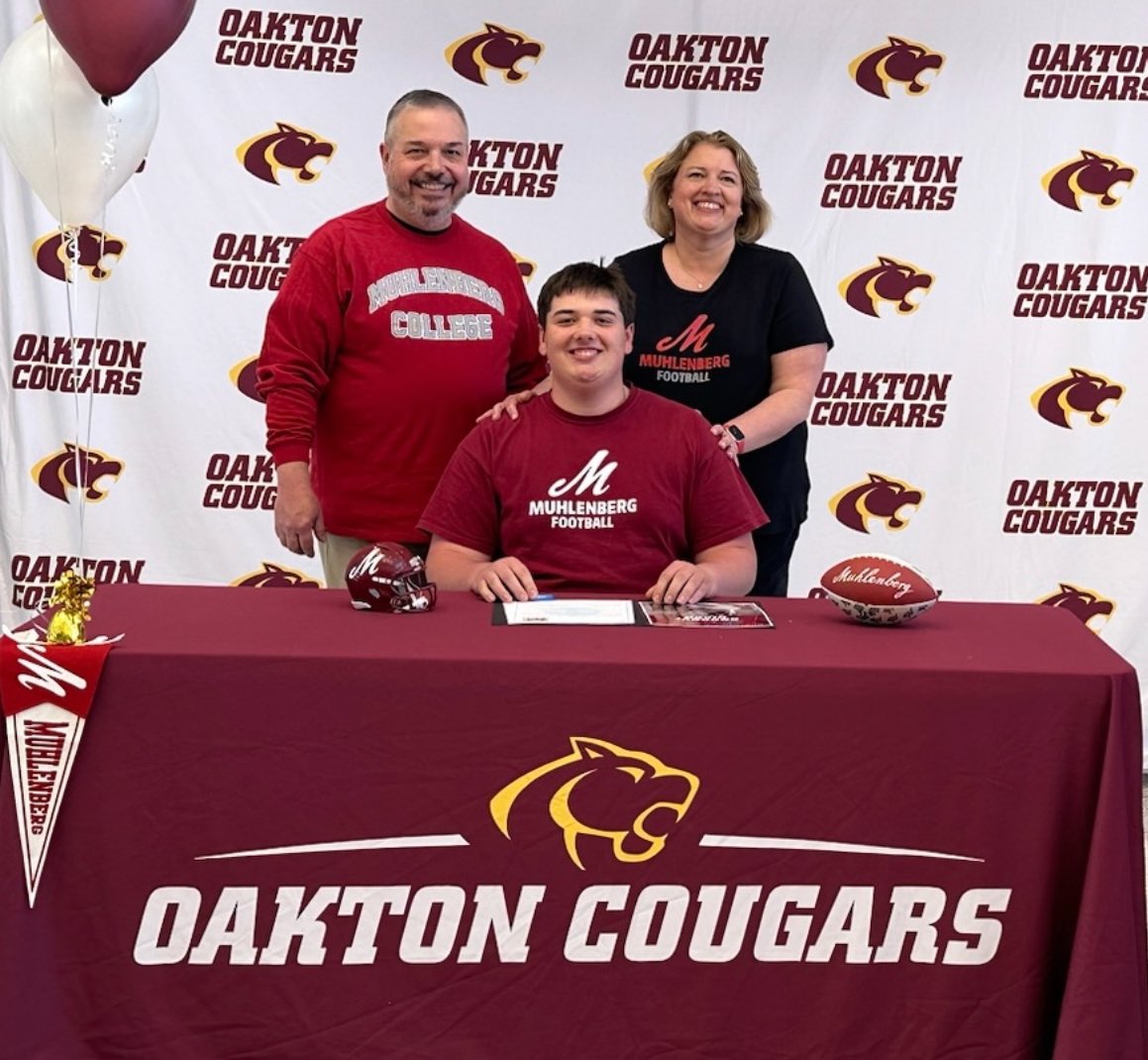 A great signing day for David at Oakton HS. Can’t wait for football season to begin at Muhlenberg College! 

@david_jansons @SonjaJansons @OaktonFootball @DigInMules @Muhl_Sports