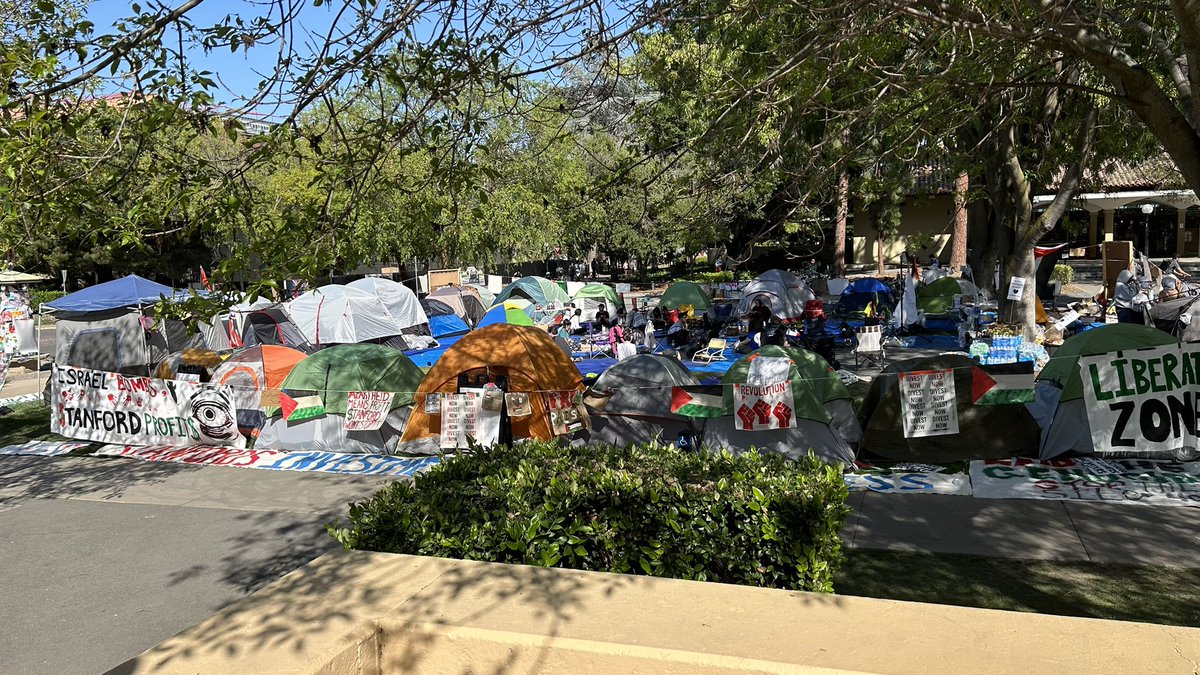 The Stanford encampment as of 4:37 pm local on Wednesday. Just gonna document what it looks like every time I pass it.