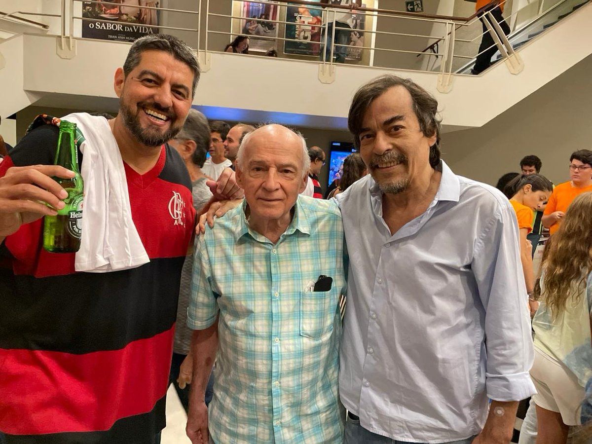 Ontem meu cumpadi @MarceloDunlop me deu a grande honra de ser apresentado ao pensador e cronista Fernando Calazans. O filósofo que cunhou a frase 'Zico não ganhou a Copa, azar da Copa.' Uma maneira de ver o mundo, um way of life, um conceito ontológico absolutamente rubro-negro.