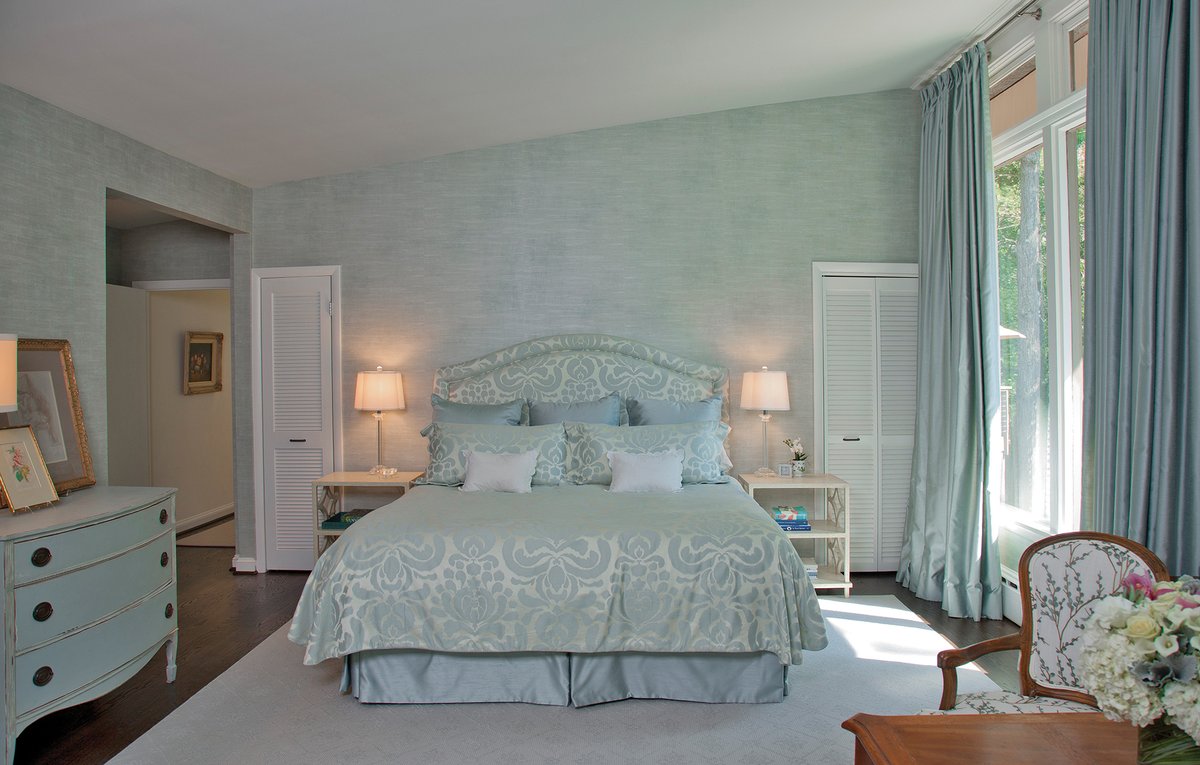 'A stylish bed combines clean lines with sumptuous, touchable fabrics and a mix of subtle textures that harmonizes with the surrounding décor. ' - Barbara Hawthorn | Barbara Hawthorn Interiors
📸: Ken Wyner

#interiordesign #homeanddesigndc