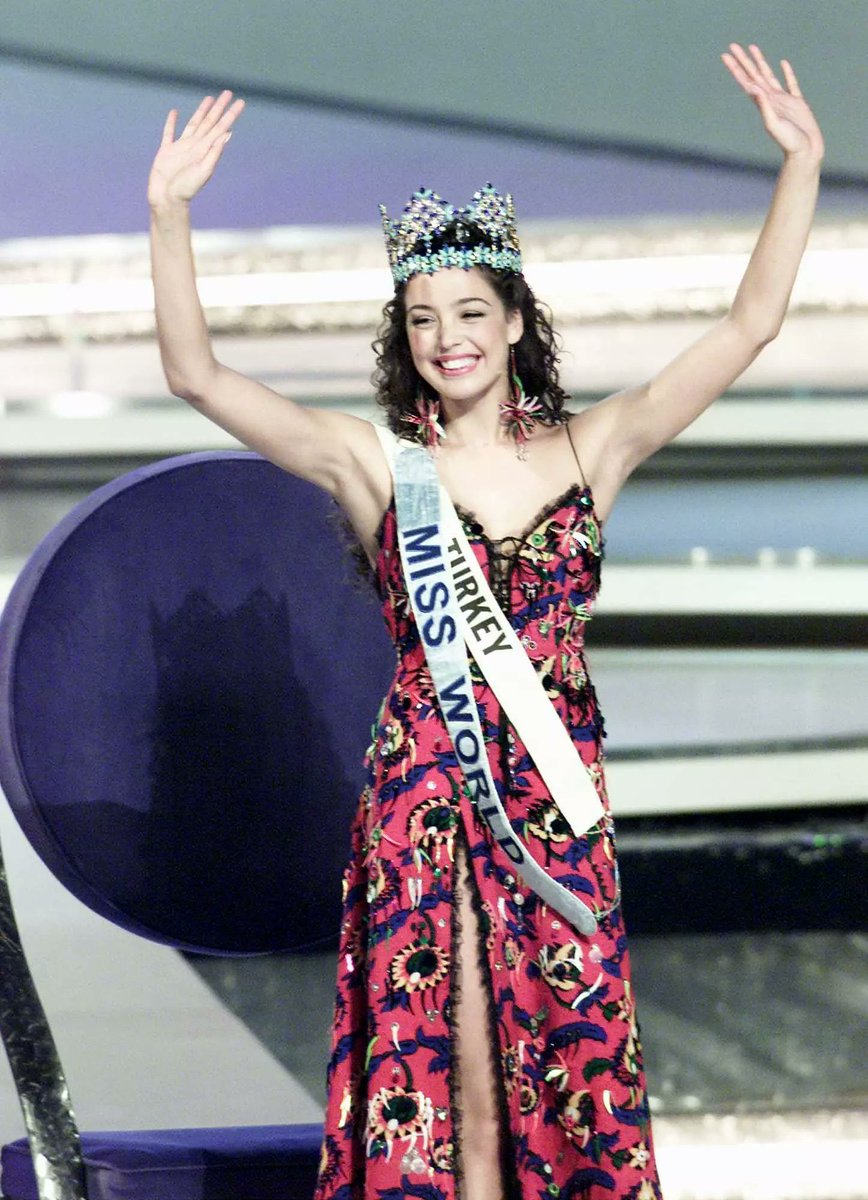 Azra Akın'ın 2002 yılında Dünya Güzeli seçildiği gün giydiği elbise Sümerbank basmasından dikilmişti.