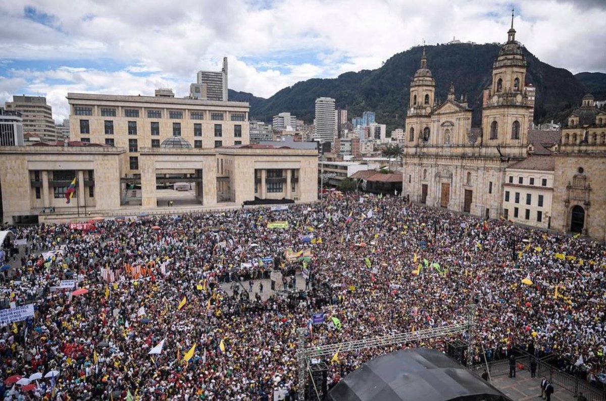 Hoy el “centro” político no marchó, ellos decidieron marchar con la derecha extrema, esa misma que durante décadas sometió al pueblo, que le quitó garantías, esa que cobró vidas de miles de inocentes ¡No lo olvidaremos nunca! Hoy una señora me dijo “torearon al pueblo y el…