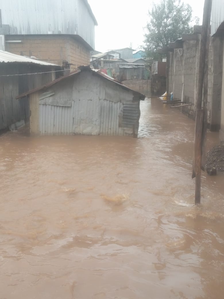 #floods in Kenya is causing havoc. The silence and wet homes in our slums is soo loud. Deaths, lose of livelihoods, schools and homes swept away or submerged, it's devasting. It's traumatizing. @ARISEHub @FacultyITC @Data4HumanRight @abascal_angela @dana_r_thomson