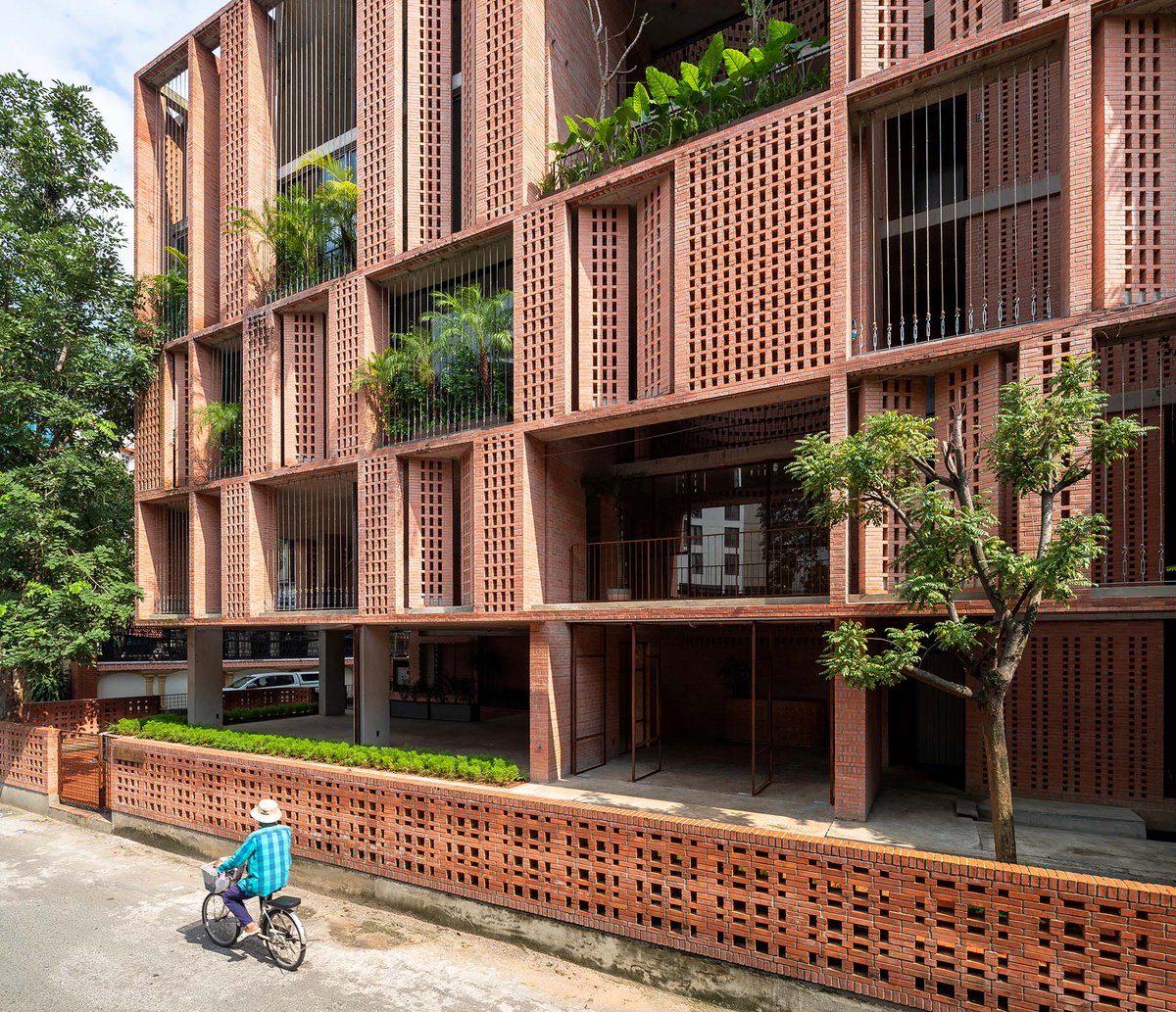 Arquine's tweet photo. El estudio Tropical Space  diseñó un edificio de oficinas situado en la Ciudad Ho Chi Minh en Vietnam. | https://t.co/cIQ39LhWGF https://t.co/xJEEpfoXk2