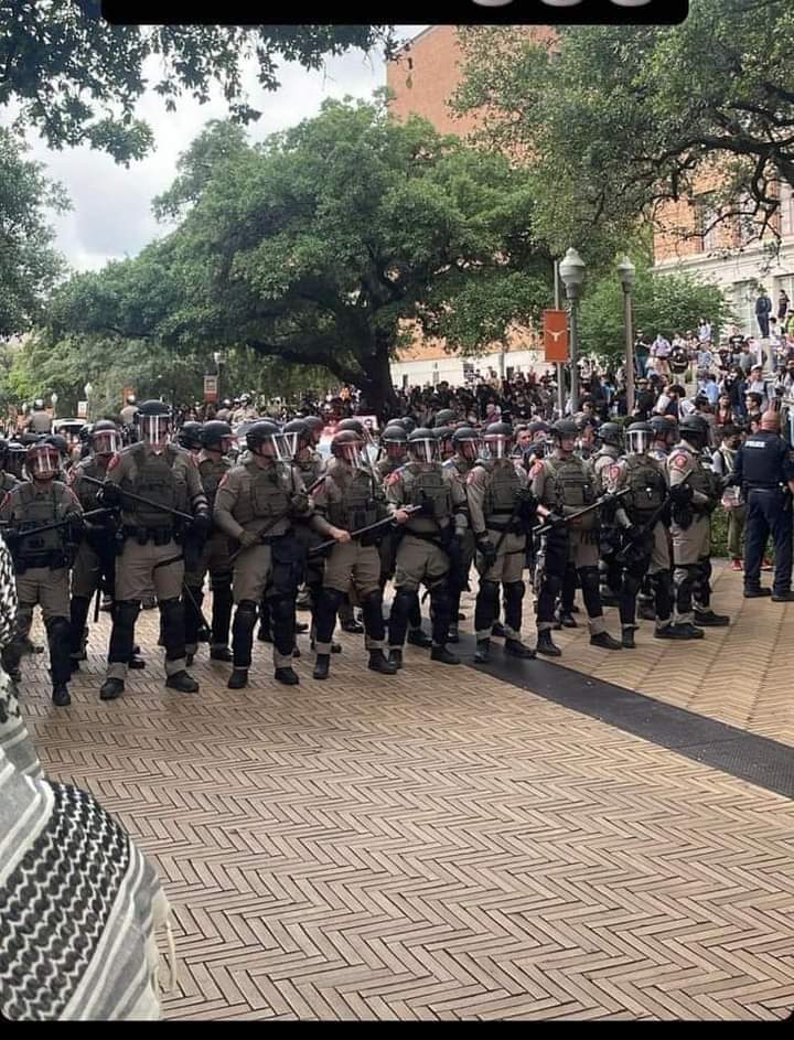 Cuando en Cuba hoy celebramos el 1ro de mayo en todas las plazas del país, con alegría y júbilo. La policía americana se preparaba para reprimir las manifestaciones de los estudiantes universitarios en apoyo al cese del genocidio en Palestina #DeZurdaTeam_ @IzquierdaPinera