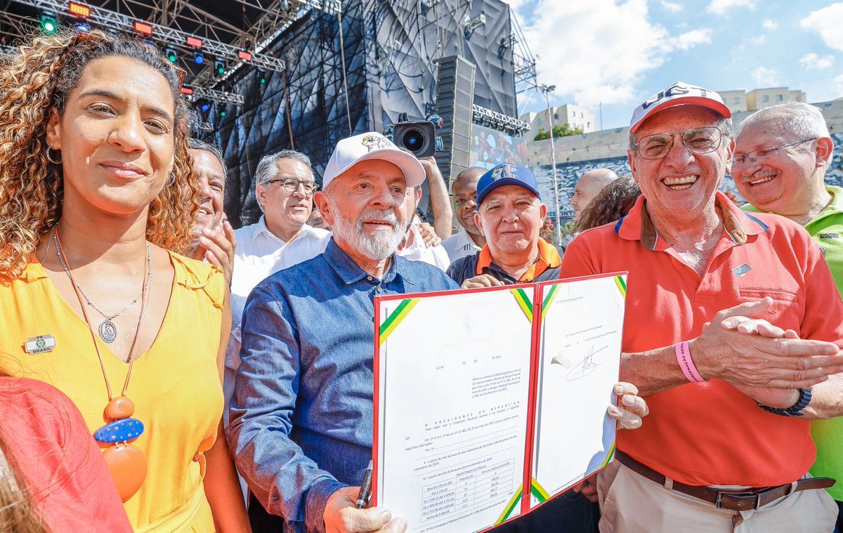 Neste 1º de Maio, Dia do Trabalhador, o presidente Lula esteve em São Paulo. Ele sancionou a lei que reajusta o valor da isenção do IR para quem ganha até 2 salários mínimos e assinou o decreto sobre trabalho decente para trabalhadores domésticos. 📷 Ricardo Stuckert