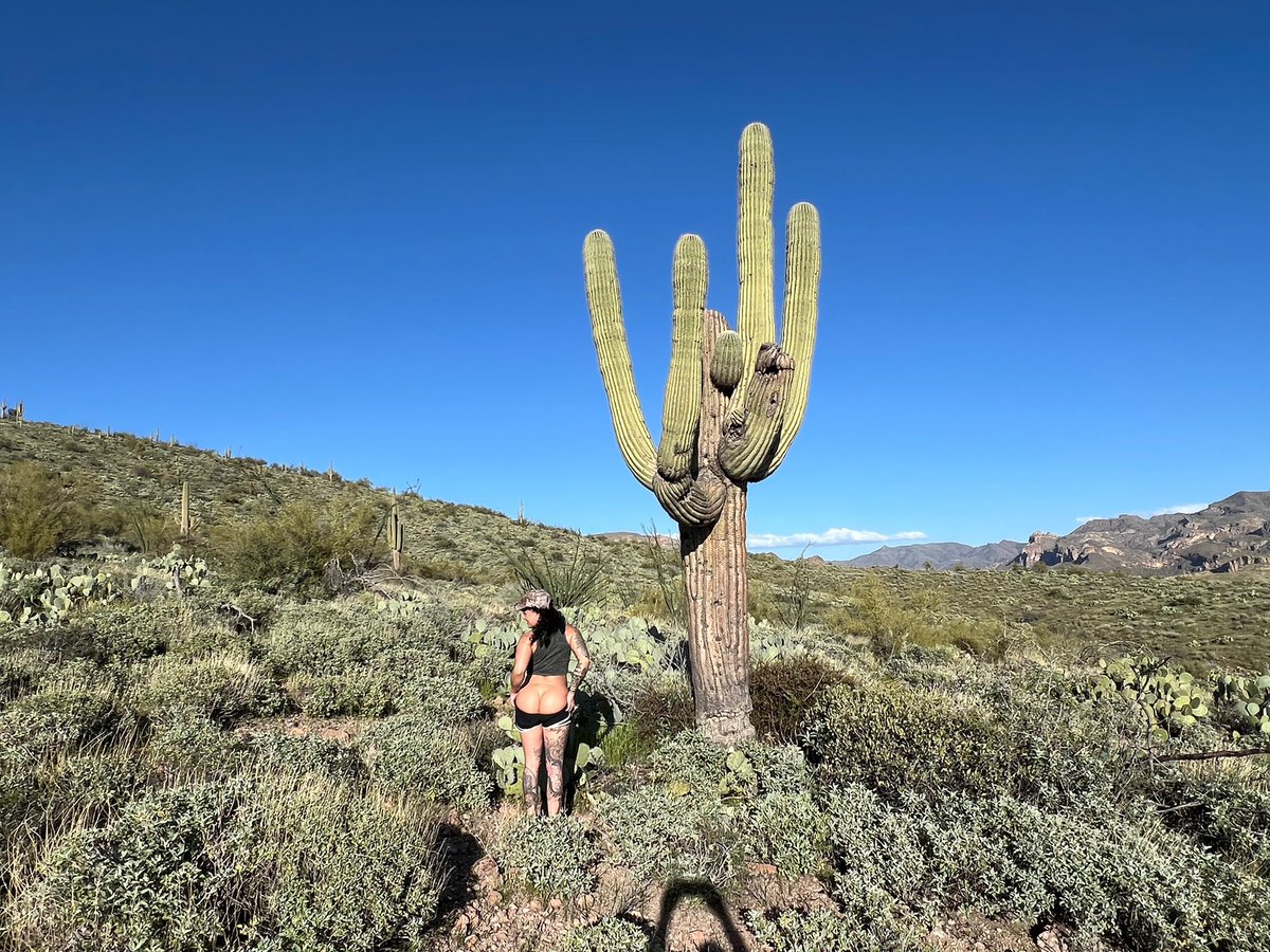 Desert booty meets saguaro cactus. Reminiscing about a recent wonderful FMTY weekend and desert adventure 🌵